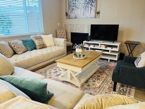 Smart TV, chimenea, videojuegos, futbolito