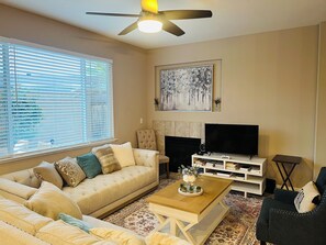 Smart TV, fireplace, video games, table football - Vibrant & Peaceful 7-BR Adobe-Inspired Home (Pittsburg)