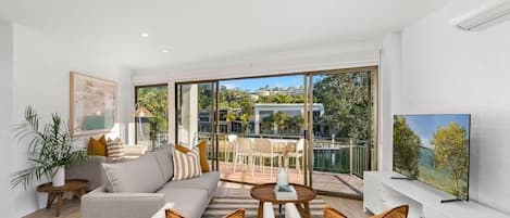 Una Smart TV, libros