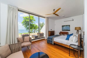 5 quartos, cofres nos quartos, escrivaninha