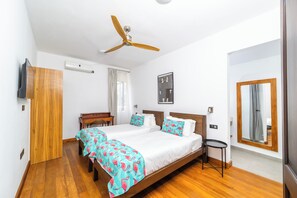 5 Schlafzimmer, Zimmersafe, Schreibtisch, Bügeleisen/Bügelbrett