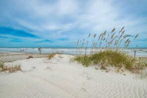 Beach nearby - Beachy, Brand New & Open for Summer! Family Home 5 min. Bike to Beach, 15 min. Drive to Downtown! (St. Augustine)