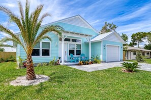 Exterior - Beachy, Brand New & Open for Summer! Family Home 5 min. Bike to Beach, 15 min. Drive to Downtown! (St. Augustine)