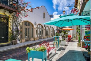 Outdoor dining - Beachy, Brand New & Open for Summer! Family Home 5 min. Bike to Beach, 15 min. Drive to Downtown! (St. Augustine)
