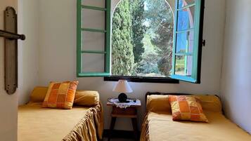 3 dormitorios y tabla de planchar con plancha