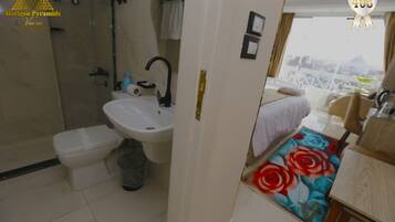 Douche, baignoire Ă jets, sĂšche-cheveux, serviettes fournies