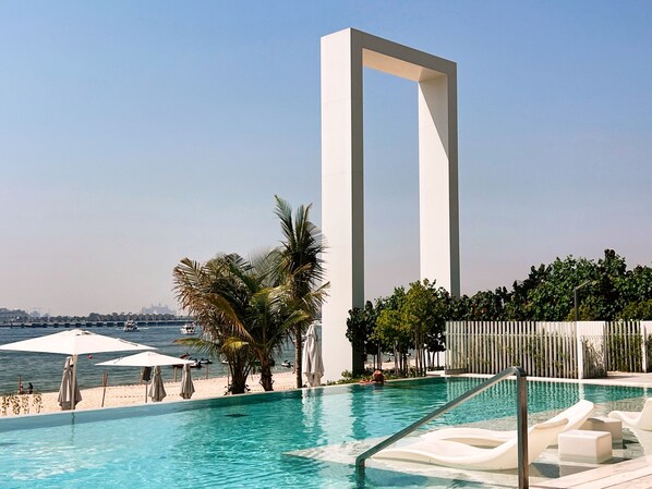 3 bedrooms - Stylish JBR 3BR M w Beach Access (Dubai)