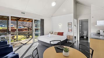 Standard Mountain View 1 Bedroom Cabin | Bathroom | Shower