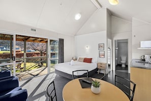 Standard Mountain View 1 Bedroom Cabin | Bathroom | Shower