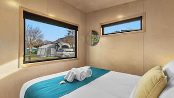 Una camera da letto con un letto, una finestra e vista sull'esterno.