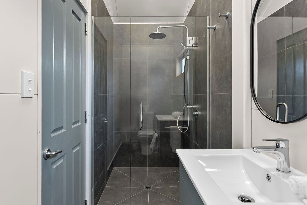 Ein modernes Badezimmer mit Dusche, Toilette und Waschbecken.