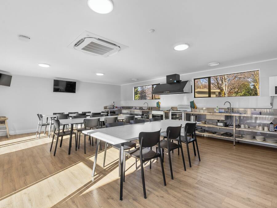 Une cuisine moderne dotée d’un îlot central, d’un coin repas et d’appareils électroménagers intégrés.