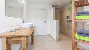 Dusche, Handtücher, Toilettenpapier