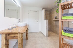 Douche, serviettes fournies, papier de toilette