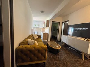 Apartament, balcó, vistes al mar | Sala d'estar | Televisor de pantalla plana