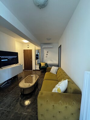 Apartment, Balkon, Meerblick | Wohnbereich