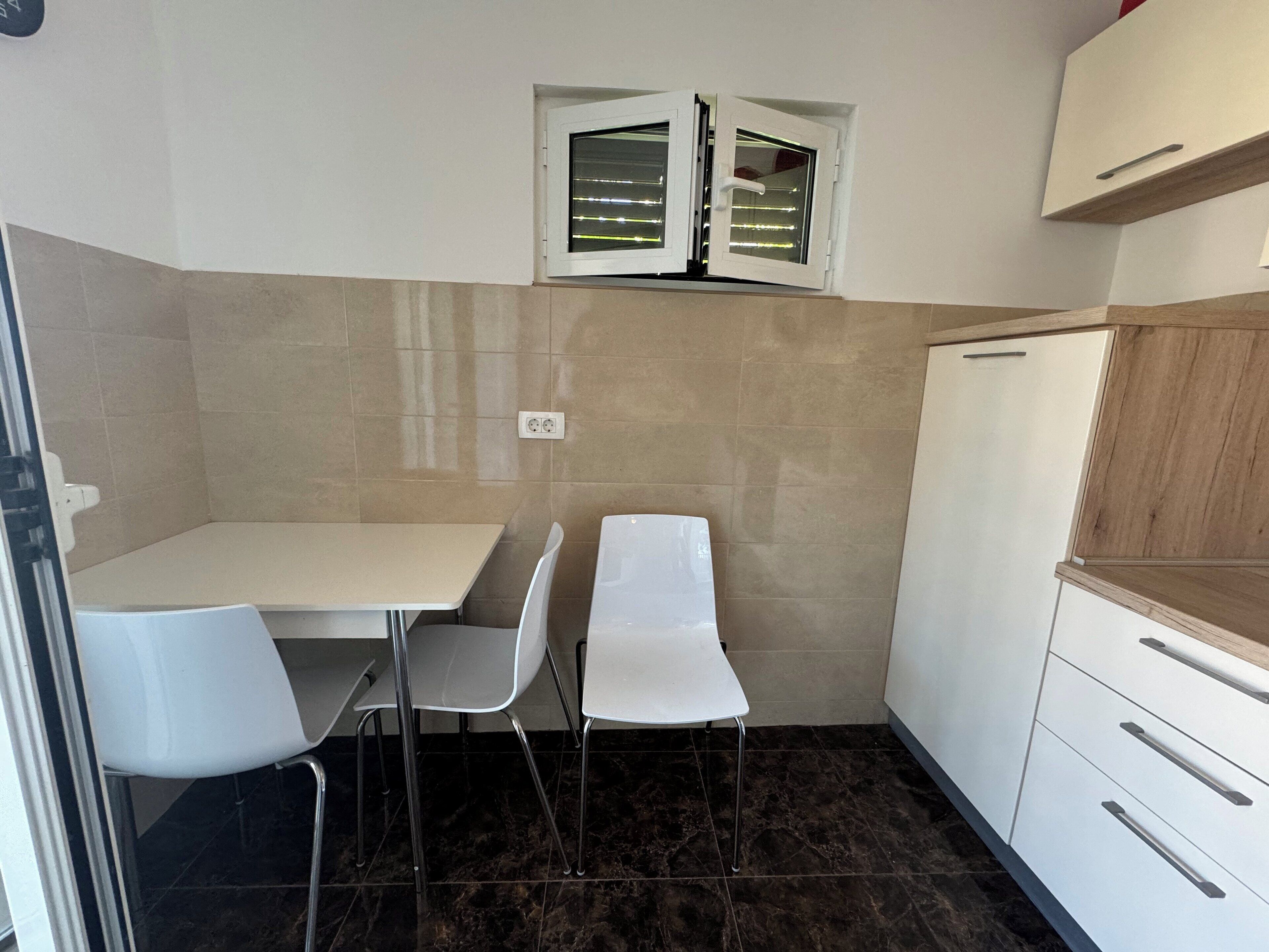 Apartamento, sacada, vista para o mar | Sala de jantar