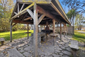 BBQ/picnic area - Hampshire Holiday Parks - Glendhu Bay (Glendhu Bay)