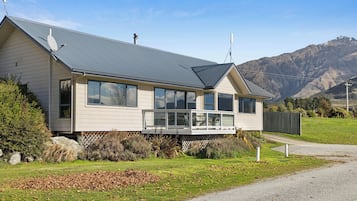 Superior Lake View 3 Bedroom House | Terrace/patio