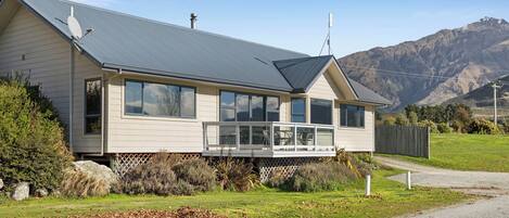 Superior Lake View 3 Bedroom House | Terrace/patio