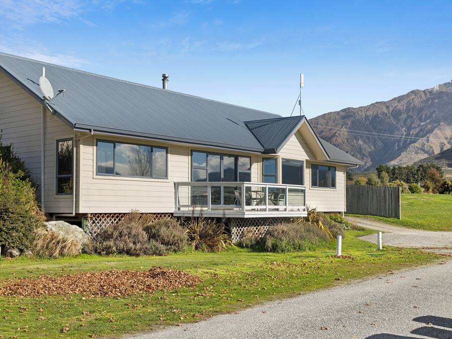 Superior Lake View 3 Bedroom House | Terrace/patio