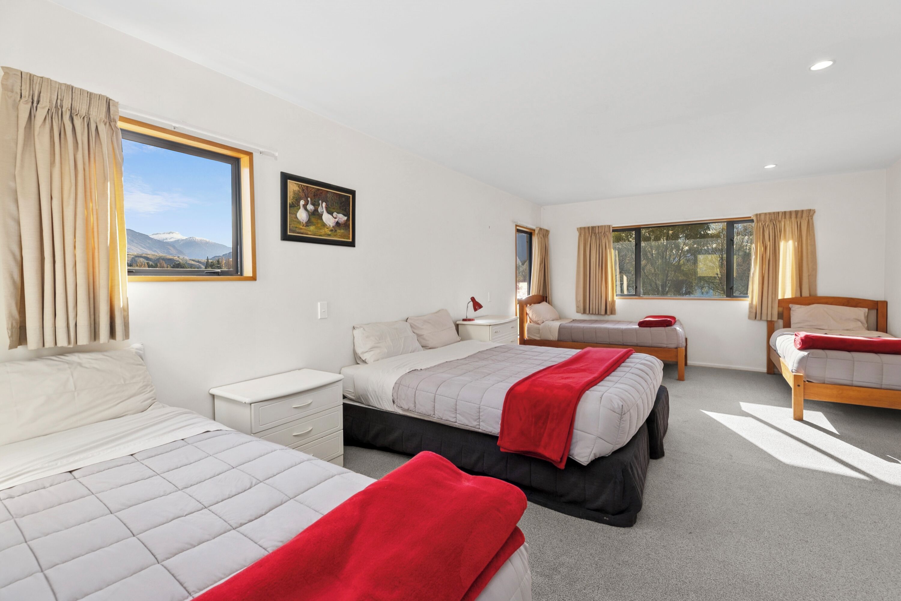 Cots/infant beds, rollaway beds, bed sheets