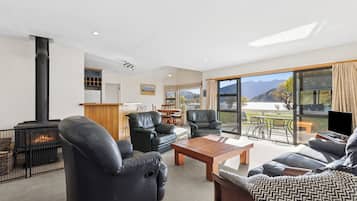 Superior Lake View 3 Bedroom House | Living area