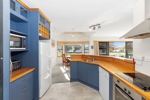 Superior Lake View 3 Bedroom House | Cucina privata | Frigorifero nell'area comune