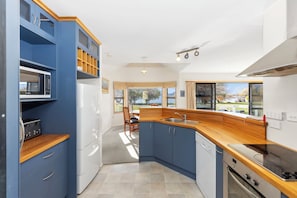 Superior Lake View 3 Bedroom House | Cucina privata | Frigorifero nell'area comune