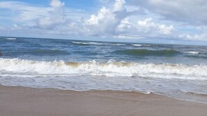 Una platja amb ones i un cel serè.