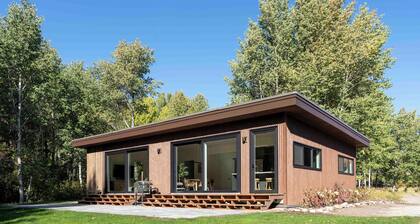 Creekside 2-bedroom cottage mid-valley