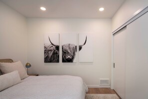 2 bedrooms, WiFi, bed sheets - Creekside 2-bedroom cottage mid-valley (Hailey)