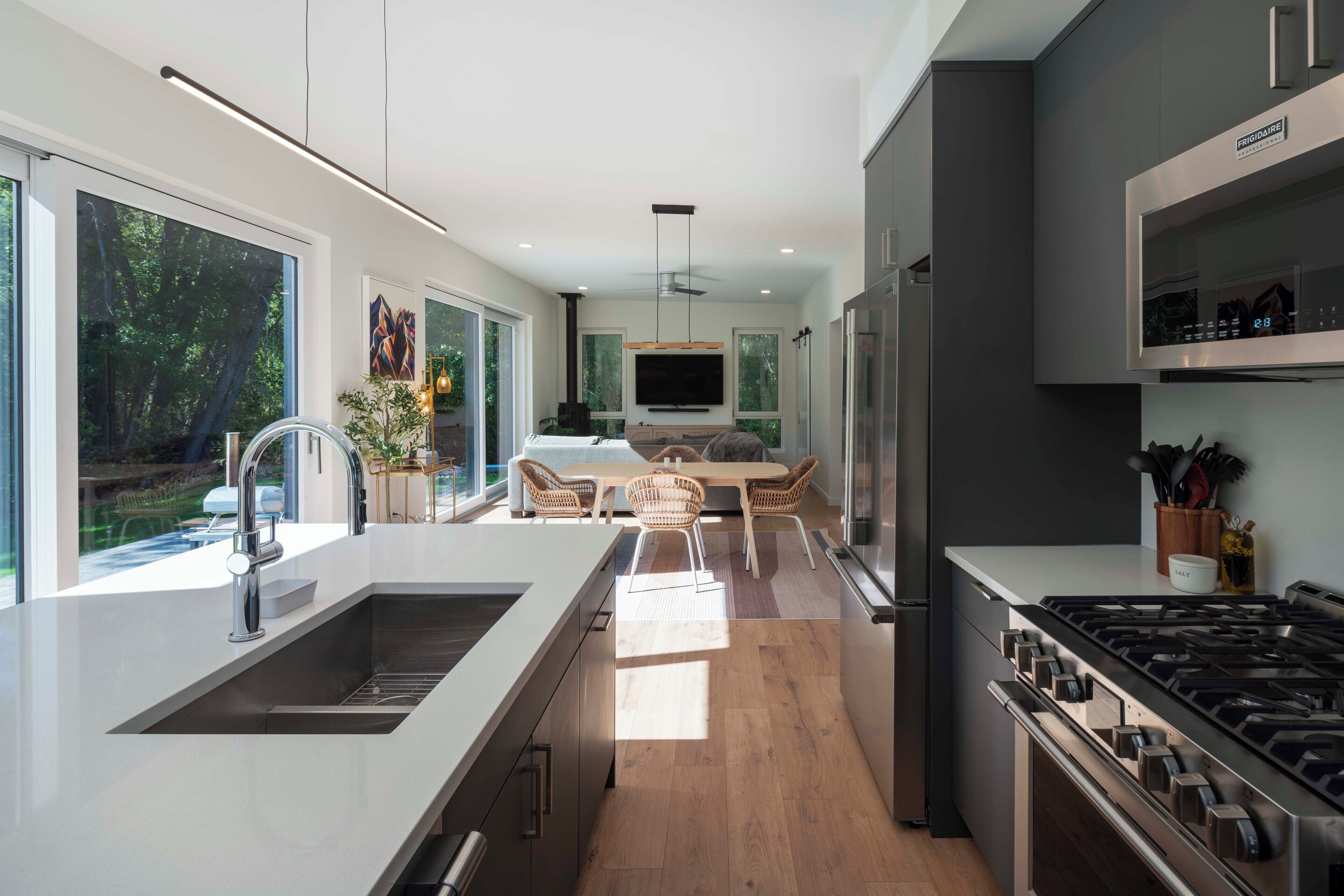 Micro-ondes, four, plaque de cuisson, lave-vaisselle