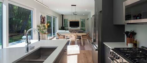 Micro-ondes, four, plaque de cuisson, lave-vaisselle