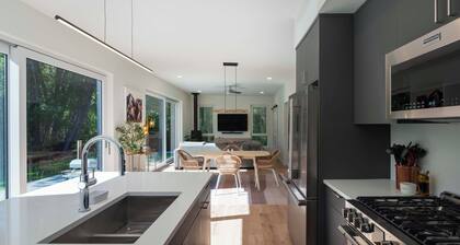 Creekside 2-bedroom cottage mid-valley