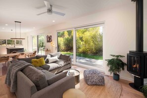 Smart TV, fireplace