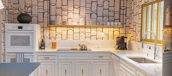 Heated pool open year round, Sleeps 14, 5 Bedroom/9 beds, Hot Tub, BBQ, BB court