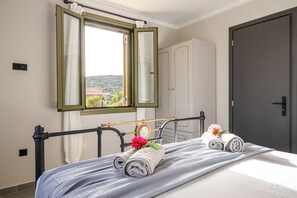 1 dormitorio, tabla de planchar con plancha, wifi y ropa de cama