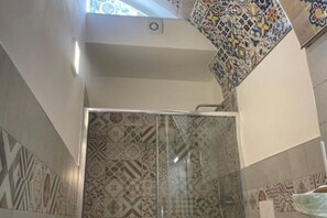 Een bubbelbad, een haardroger, een bidet, handdoeken