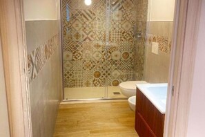 Jetted bath, hair dryer, bidet, towels