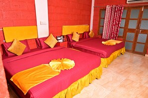 Superior-Zimmer, 1 Queen-Bett, Poolblick | Badezimmer | Dusche, Regendusche, Handtücher
