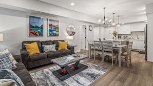 Un apartamento moderno con sala de estar, comedor y cocina.