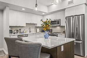 冷蔵庫、電子レンジ、オーブン、コンロ