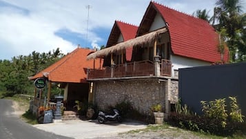 Vista frontal de la propiedad