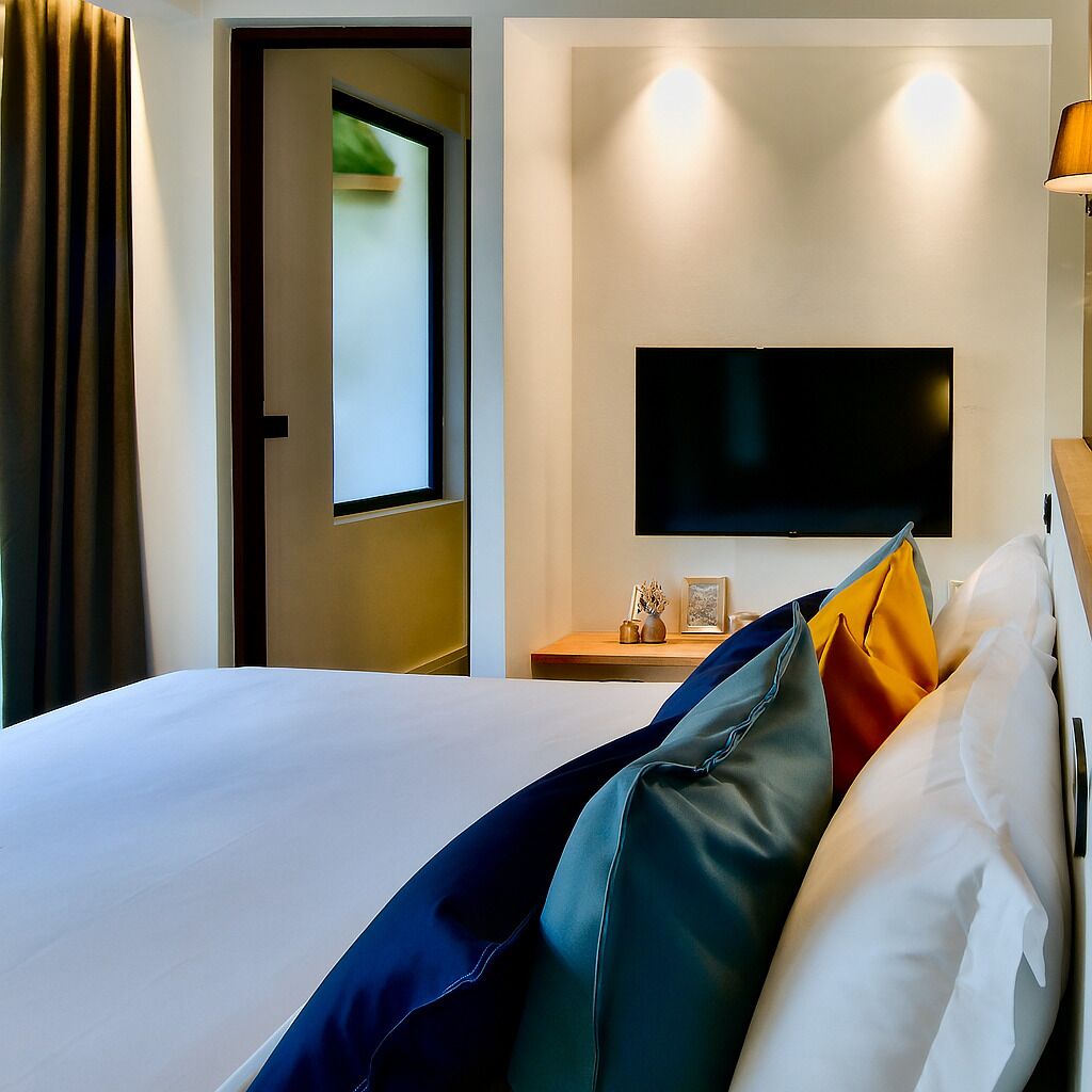 Deluxe dubbelrum - utsikt mot trädgården | Gratis produkter i minibar, individuell inredning och unika möbler