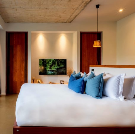 Habitación Deluxe doble, vistas al jardín | Minibar con artículos gratuitos y decoración individual. Coconut Lane Bangkok