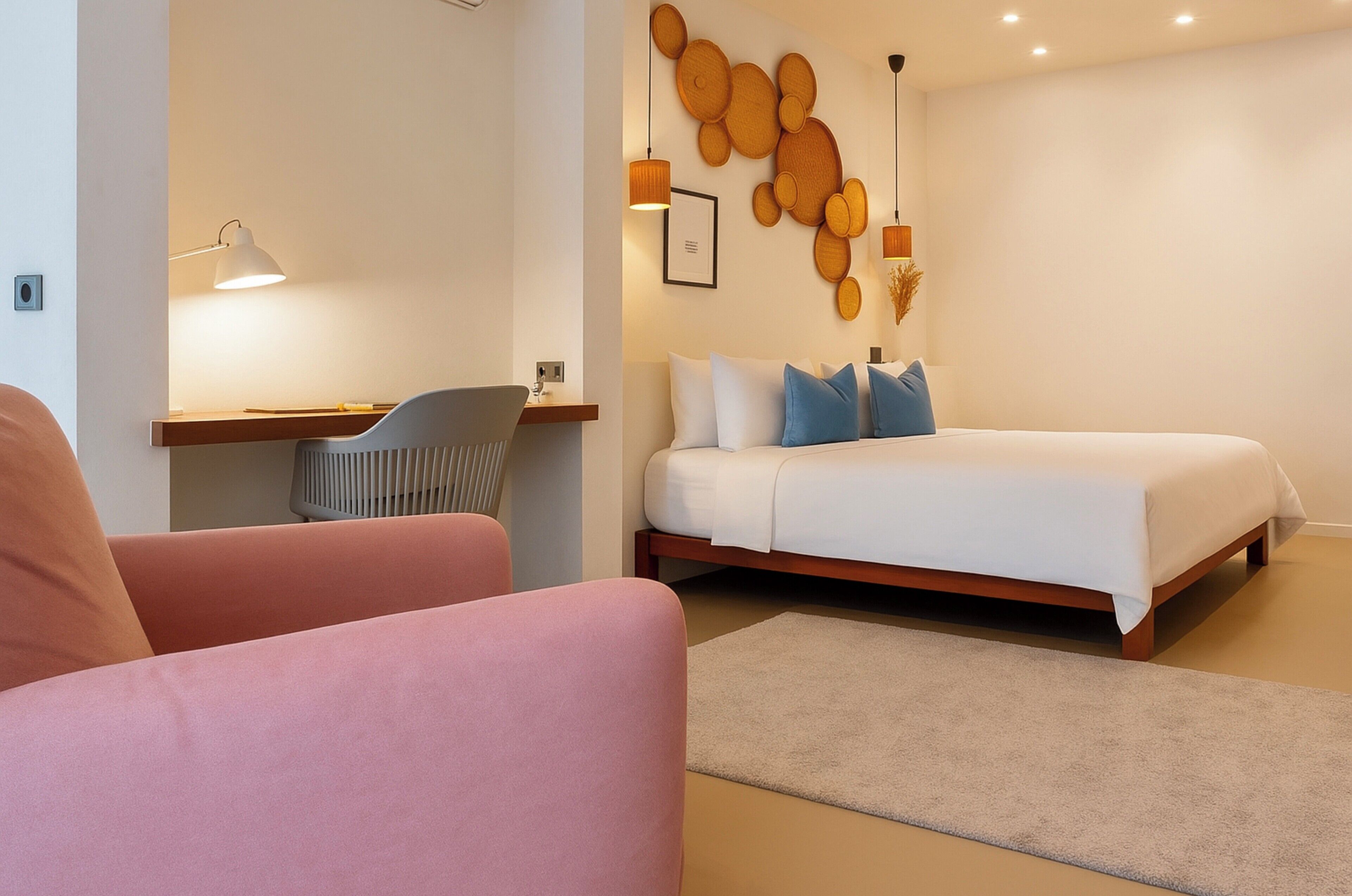 Un dormitorio con cama, escritorio y silla.