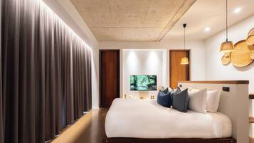 Quarto casal luxo, vista para o jardim | Frigobar (abastecido com itens grátis), individualmente decorados