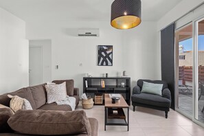 TV - Mint Breeze Residence by Nomads (Pafos)