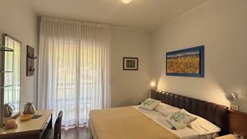 Camera con letto matrimoniale o 2 letti singoli, vista mare | Biancheria da letto di alta qualità, una cassaforte in camera